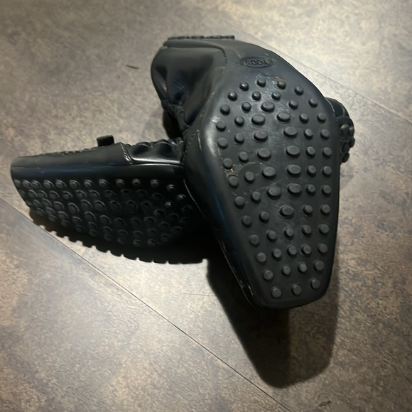 Tod’s Black Leather Driving Loafer 7.5. - Picture 4 of 8